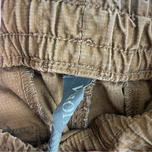 Vuori Ripstop Pants in Caramel color with tie - Picture 5 of 7